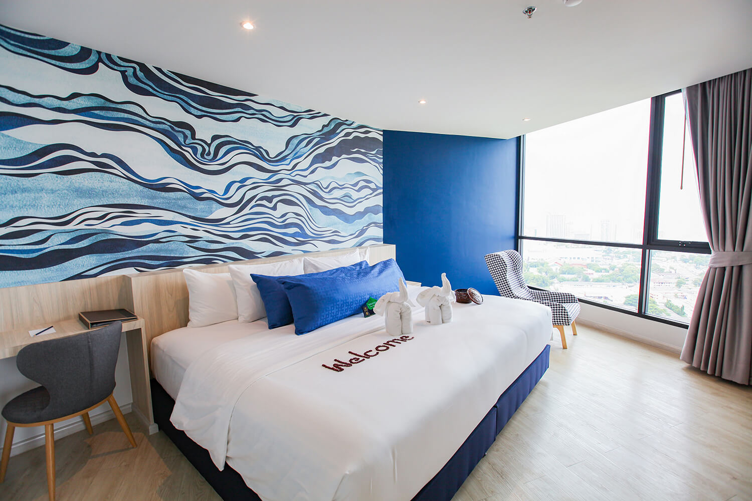 One Bedroom Ocean Suite Slide 01